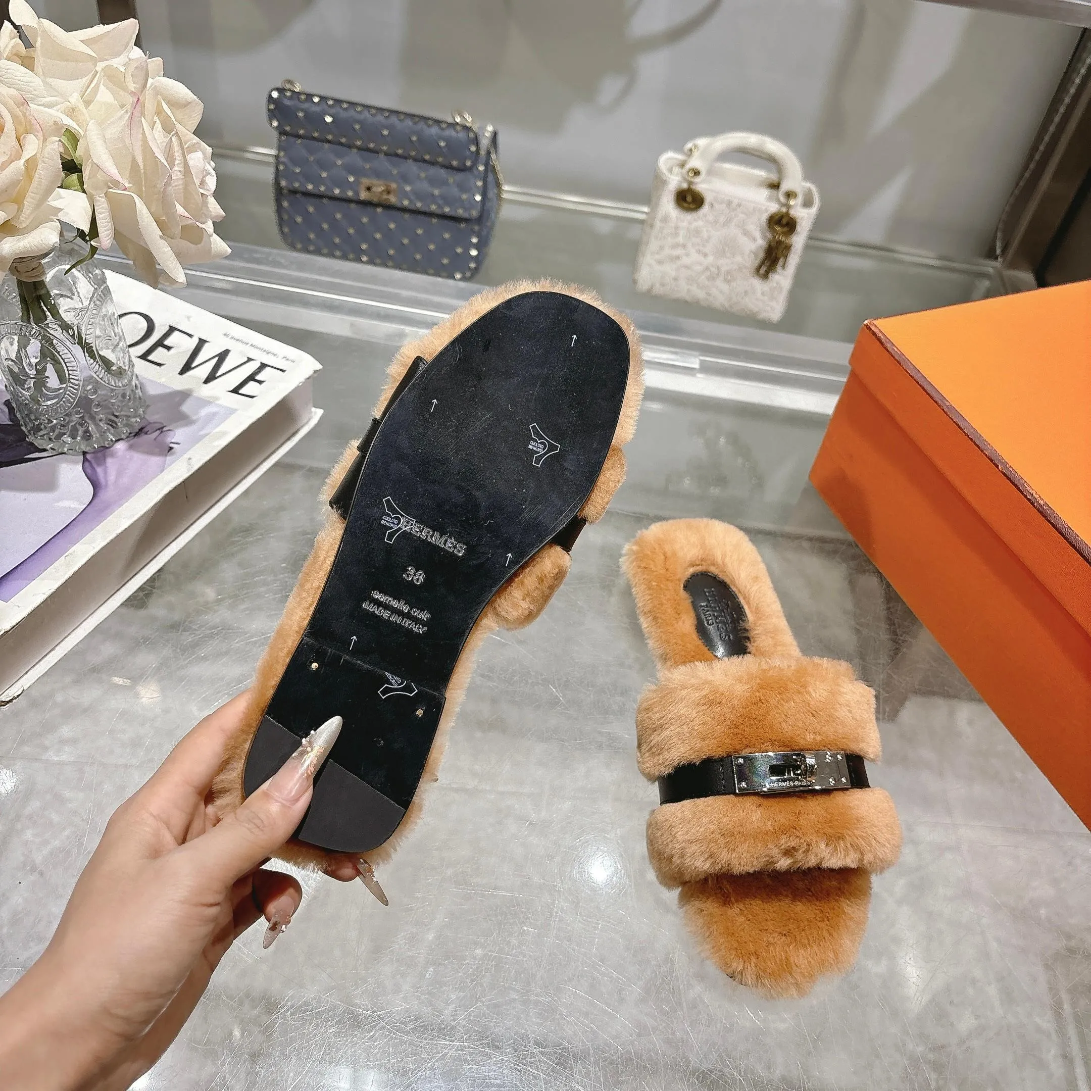 👟👟Ex-factory price 500👟👟 Purchasing agent level Hermes Hermès second uncle hair slippers are in stock all year round. 2025 new and new colors official website, Xiaohongshu synchronizes the latest color matching Hermès hot models are hot online, upgraded workmanship, high quality! Fashionable small wool H-trailers, autumn and winter style flat-soled wool mop, can be customized without standard, non-refundable and non-exchangeable. Fabric: Imported lamb's roll real wool. Lining: Imported lamb's roll real wool. Outsole: Genuine leather outsole. Size: 35-43, [Note: 41, 42, 43 customized]